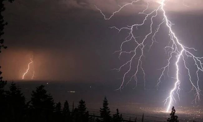 Ισχυρές καταιγίδες, χαλαζοπτώσεις και θυελλώδεις άνεμοι – Με ακραία καιρικά φαινόμενα και η Τρίτη